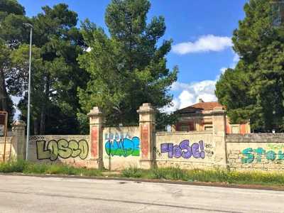 Oggi il complesso giace pressoch� inutilizzato, quasi inghiottito dal giardino di 3500 metri quadri che lo circonda. Una recinzione in pietra (diventata preda dei writers) nasconde l'elegante prospetto 